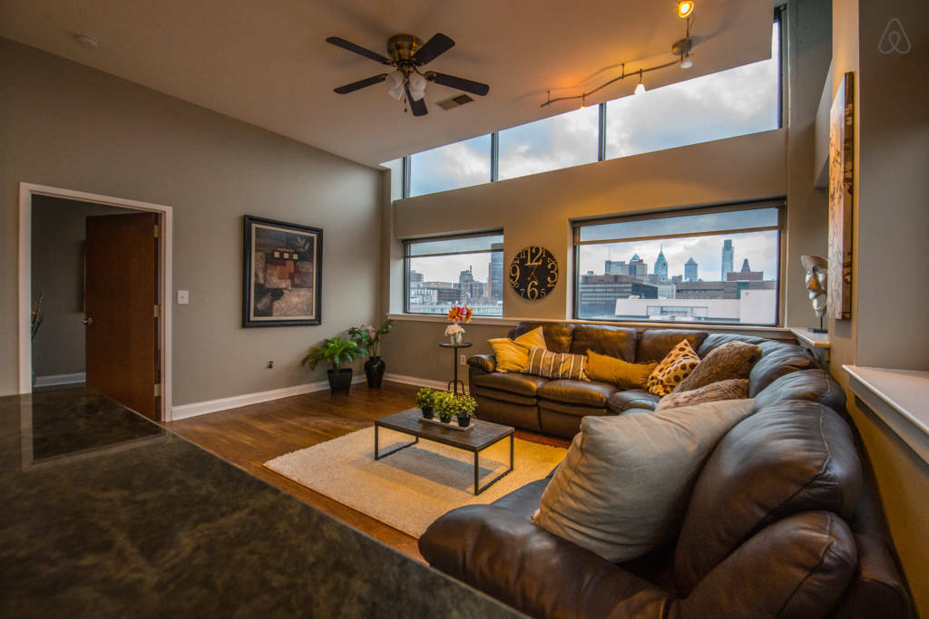 10 apartamentos airbnb excêntricos e maravilhosos na philadelphia | maravilhe-se com a visão panorâmica da cidade neste lindo condomínio