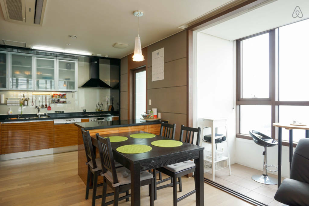 15 mejores alquileres de vacaciones de airbnb en seúl para menos de 55usd | yong san: apartamento moderno