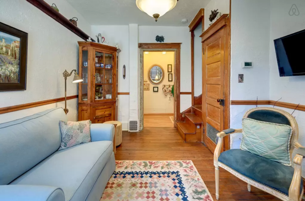 10 increíbles alquileres de vacaciones airbnb en filadelfia | siéntate como en casa en este apartamento tradicional y artístico