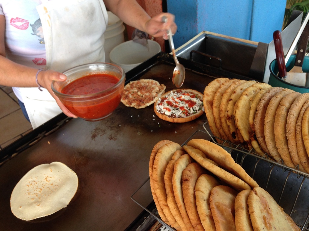Gorditas de Chicharrón en Salsa Roja