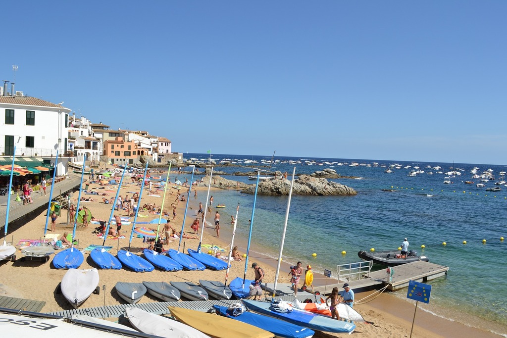 visite insolite: 20 activités uniques et amusantes à barcelone | apprenez les bases du kitesurf et du kayak de mer