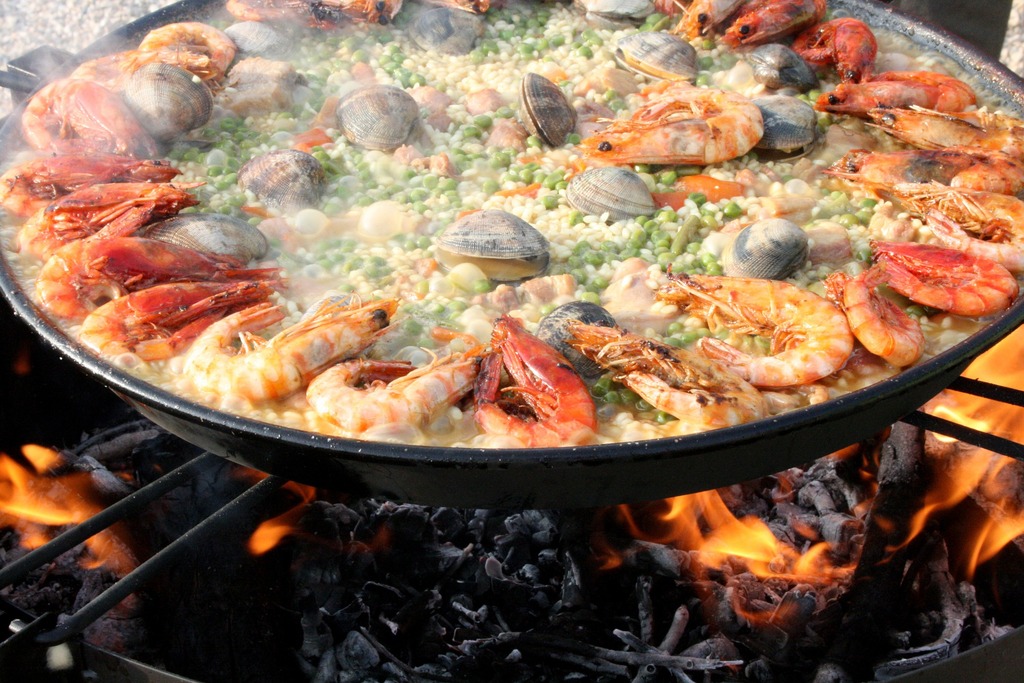visite insolite: 20 activités uniques et amusantes à barcelone | cuisinez votre propre paella et créez votre propre mélange de sangria