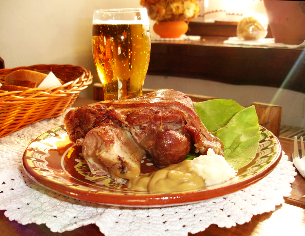 05644 gebratenes Eisbein mit Bier in Sanok, 2011