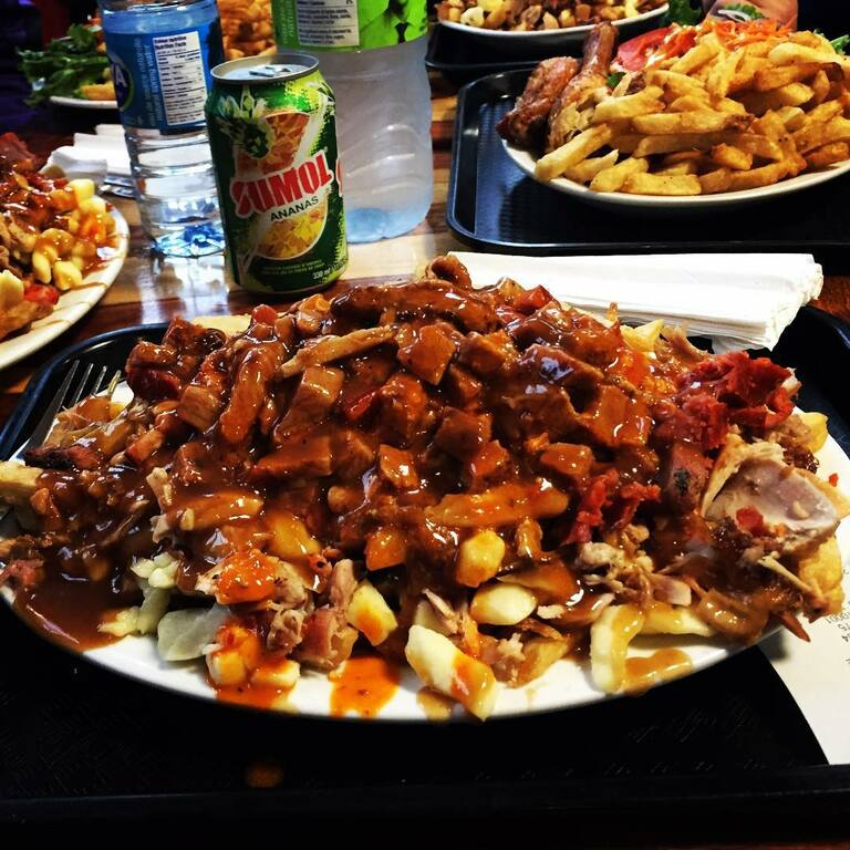 10 meilleurs endroits pour poutine à montréal, canada | ma poule mouillee