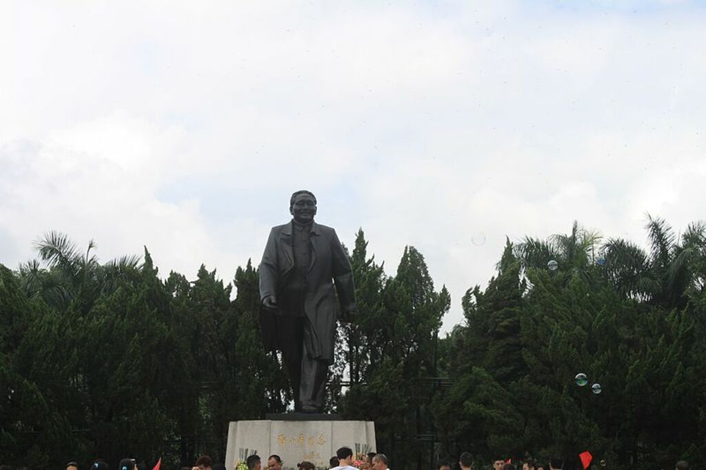 Statue of Deng Xiaoping in Lotus Hill Park4