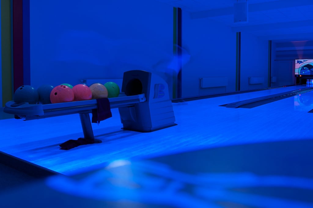 Bowling alley in blue 01