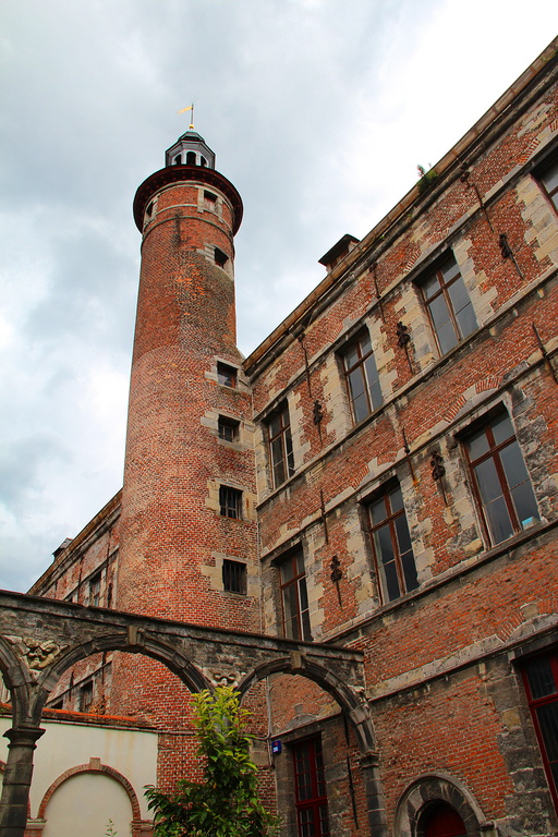 0 Tournai - L'ancien mont-de-piété et actuel musée archéologique