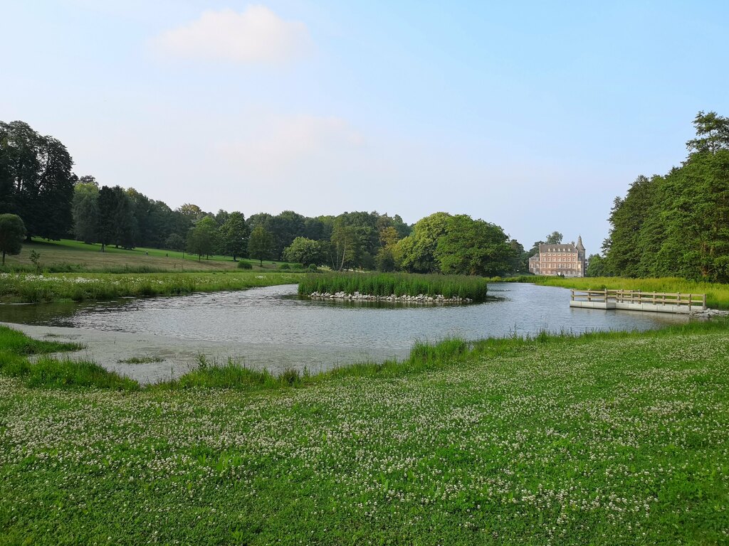 Parc de Monceau-sur-Sambre en juin