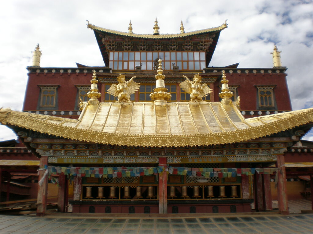 Songzalin Monastery main prayer hall roof 1