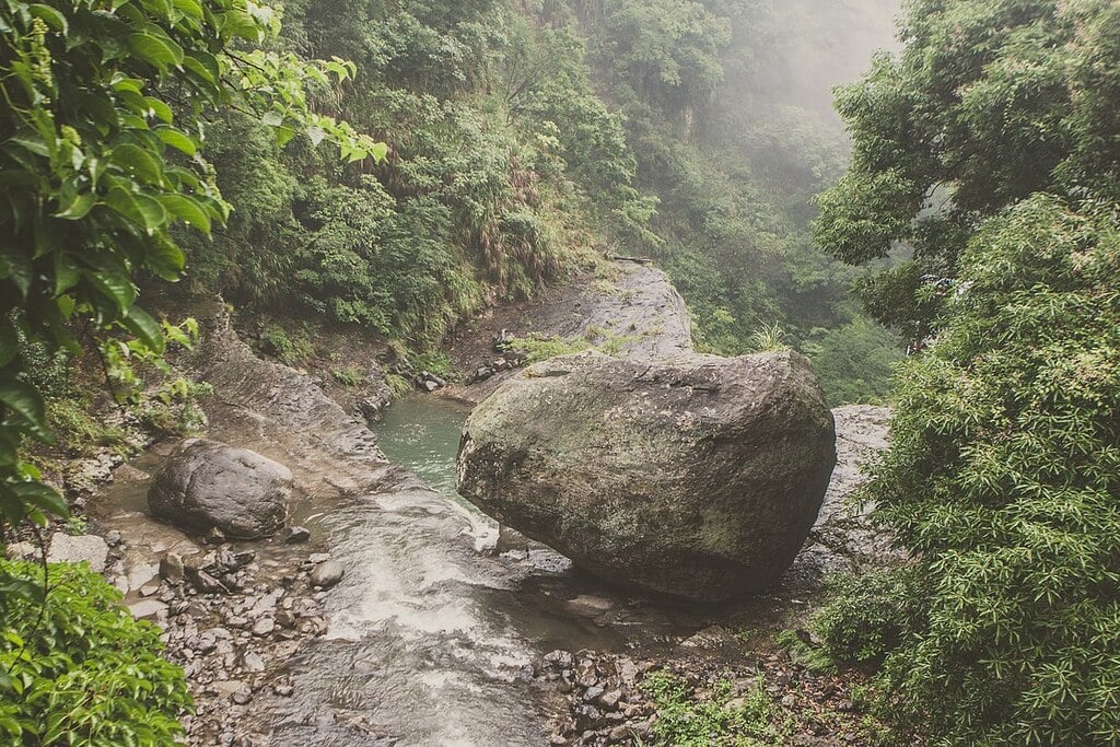 Balancing rock at Xiao Wulai Scenic Area