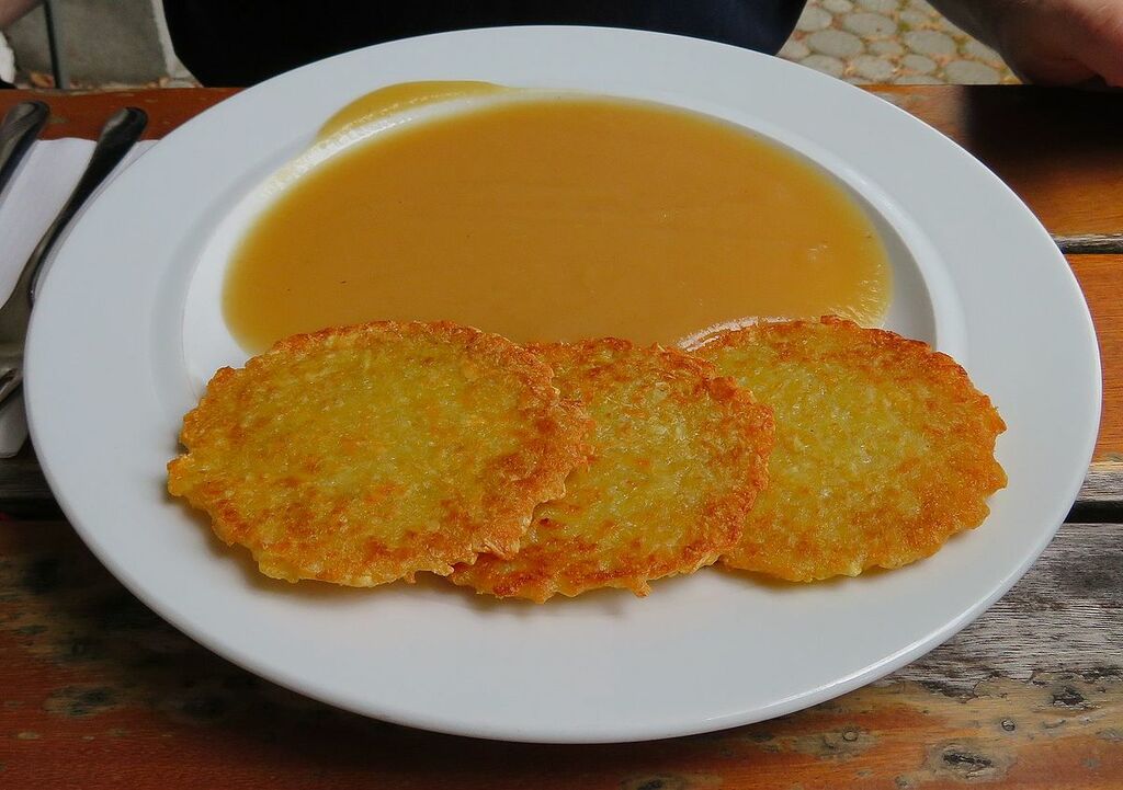 Kartoffelpuffer mit Apfelmus