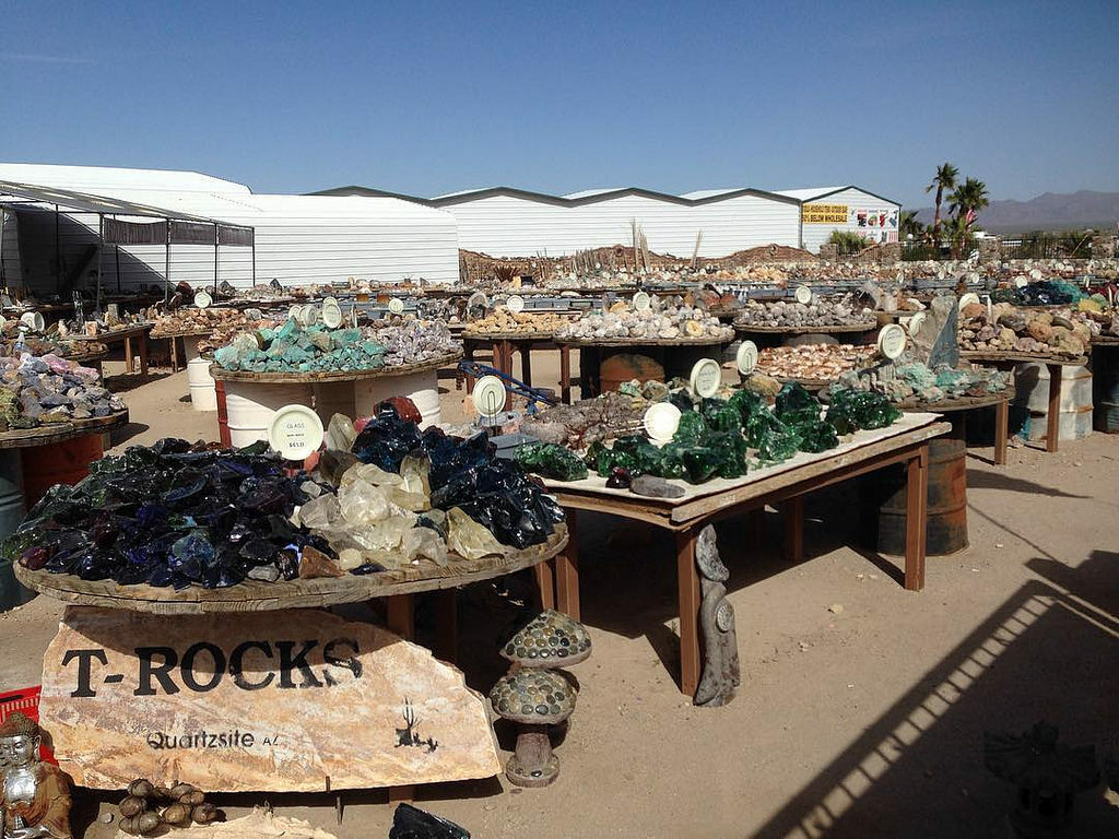 Along the way from Phoenix to Los Angeles...  Rock store. #rocks #crystals #mineral #fossils #earthly #stones #gems