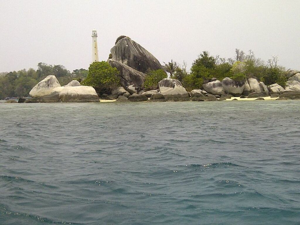 Tiny stone island, Lengkuas Is, Belitung " - panoramio