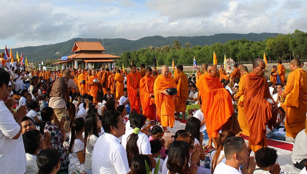 2600-Monks-receives-alms IMG 4573