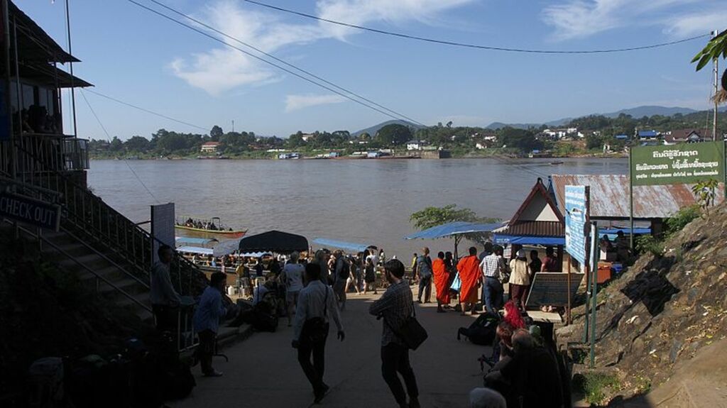 Huay Xai, Lao and Thai border (12250567696)