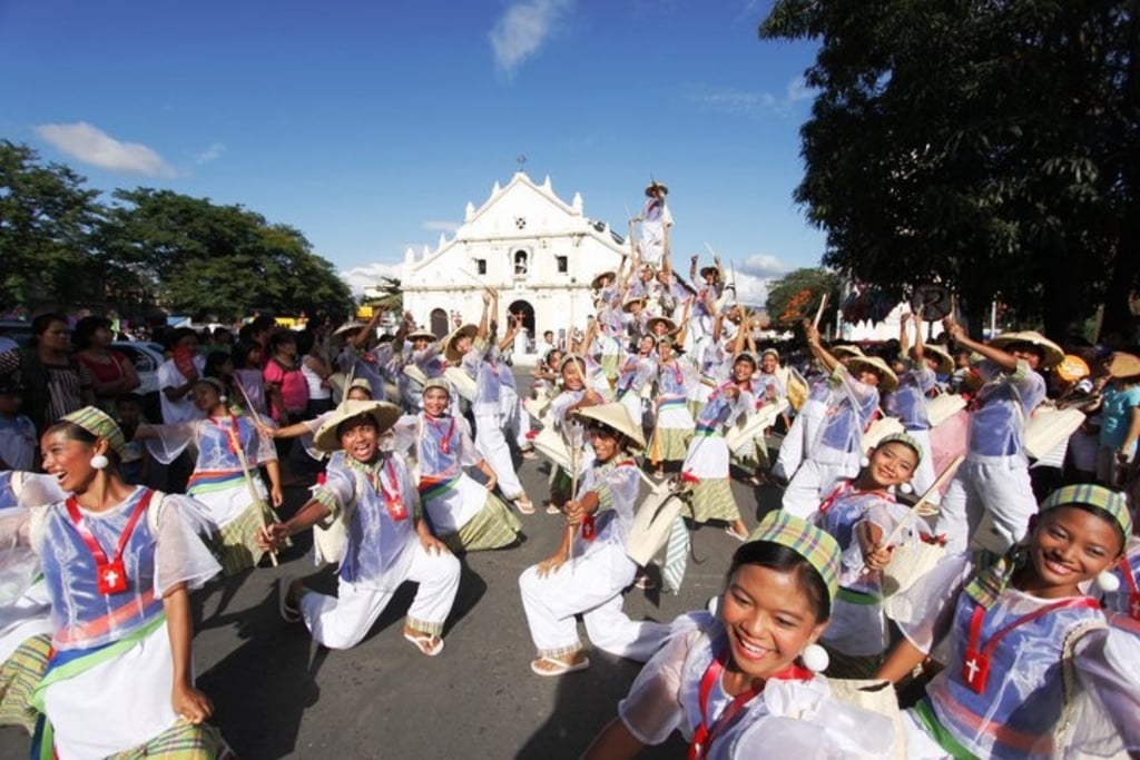 Dancers in the street of Vigan during Binatbatan Festival of the Arts 2014-04-16 04-41