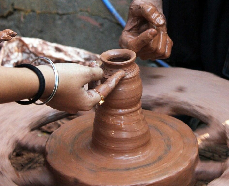 Some San Kamphaeng establishments teach tourists basic lessons about their craft