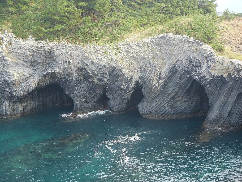 Nanatsugama cave