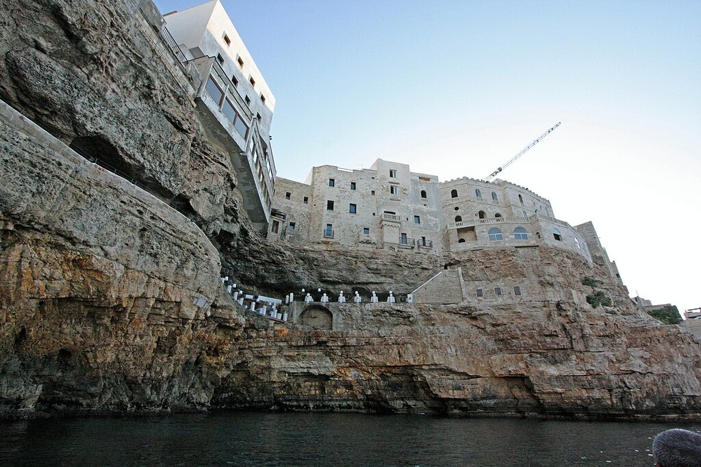 Polignano, nei pressi della Grotta Palazzese - panoramio