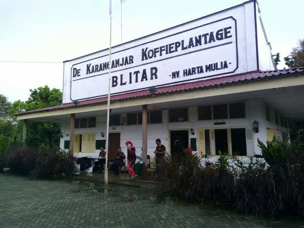 Perkebunan Kopi Karanganyar is suitable for family travelers and a good site for coffee lovers.