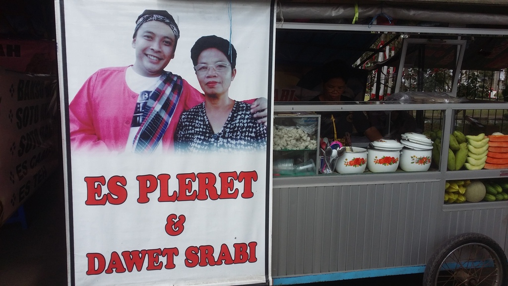 The food stall offering "es pleret" in Alun-Alun