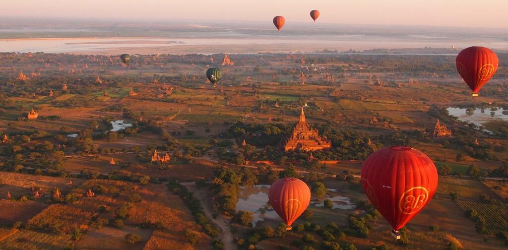 Balloons over Bagan at sunrise (Myanmar 2013)