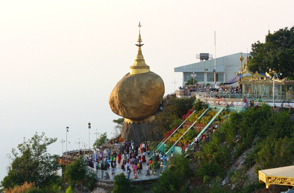 DSC037 Burma Mon State Mount Kyaik-htiyo Golden Rock (7215563582)