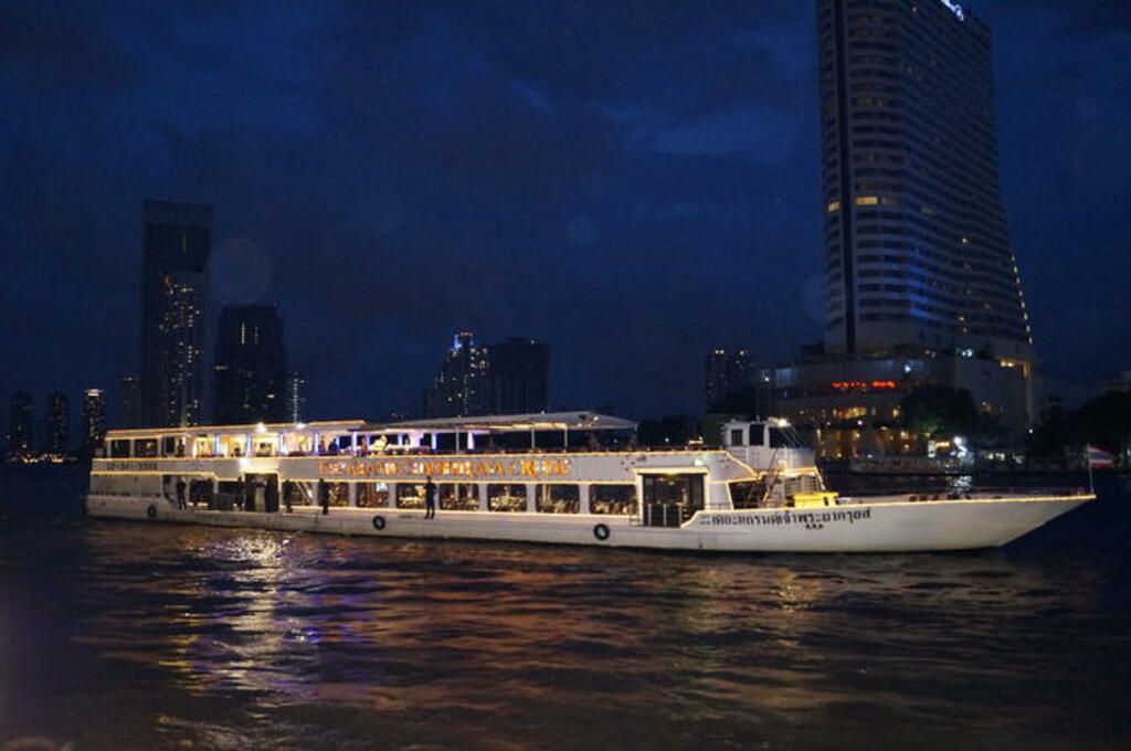 alternative things to do in bangkok | enjoy a romantic river dinner date