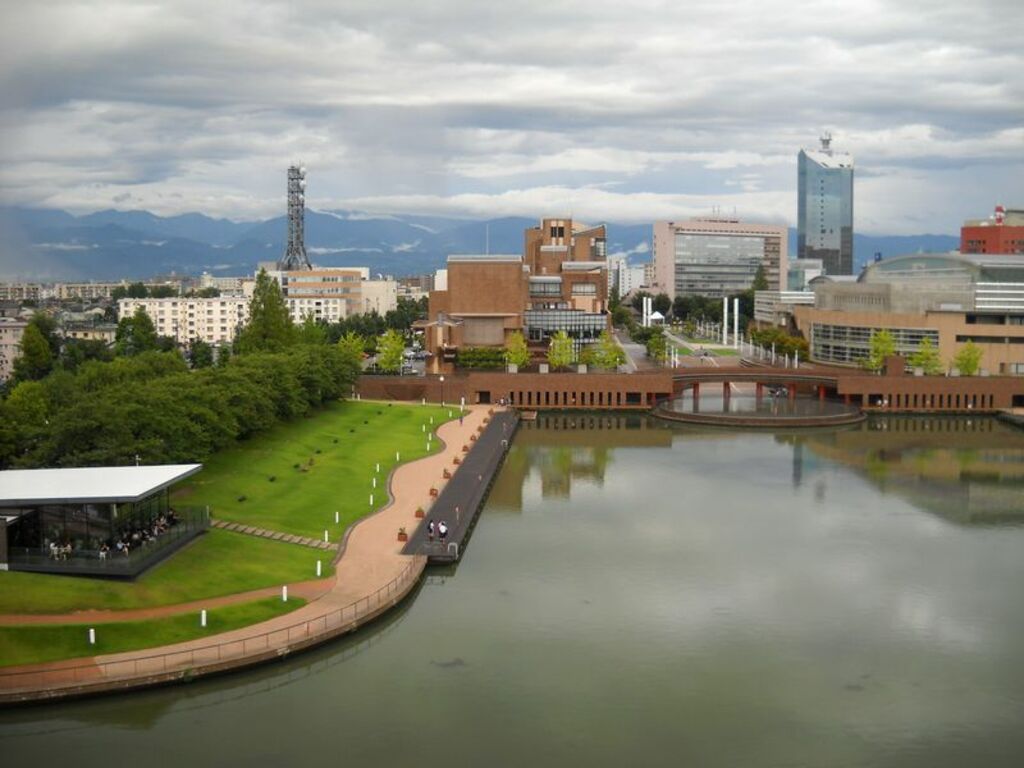 Take a scenic canal cruise at Kansui Park