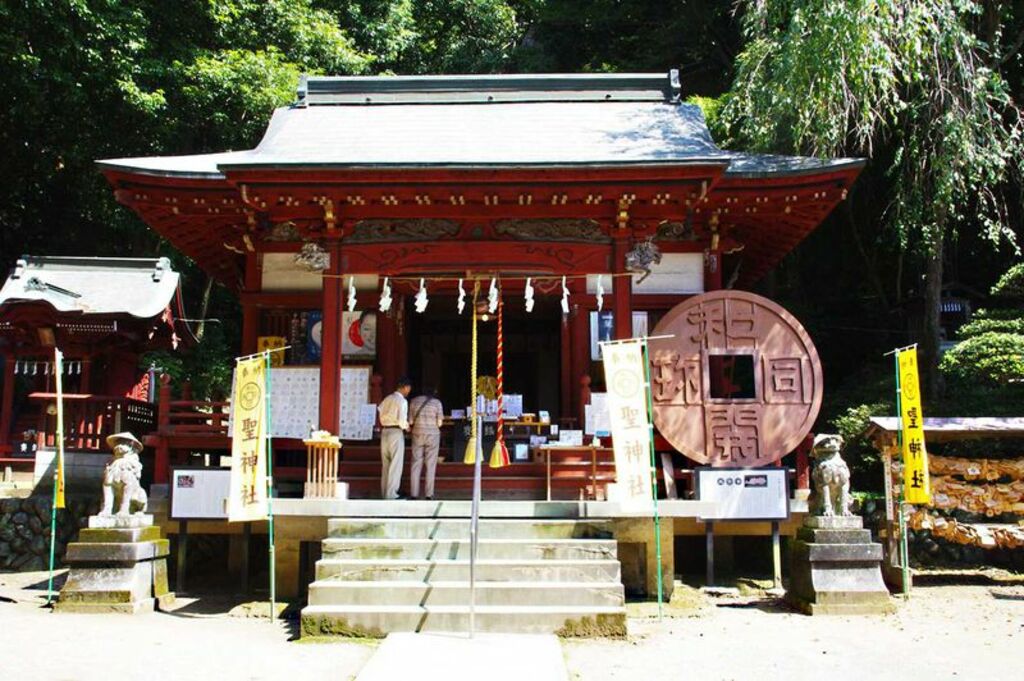 Admire historic copper relics at the Hijiri Shrine