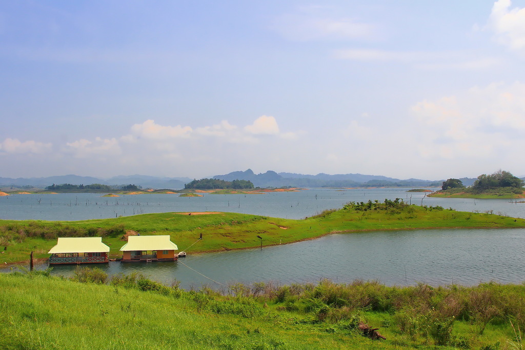 Houseboat at Khao Laem National Park