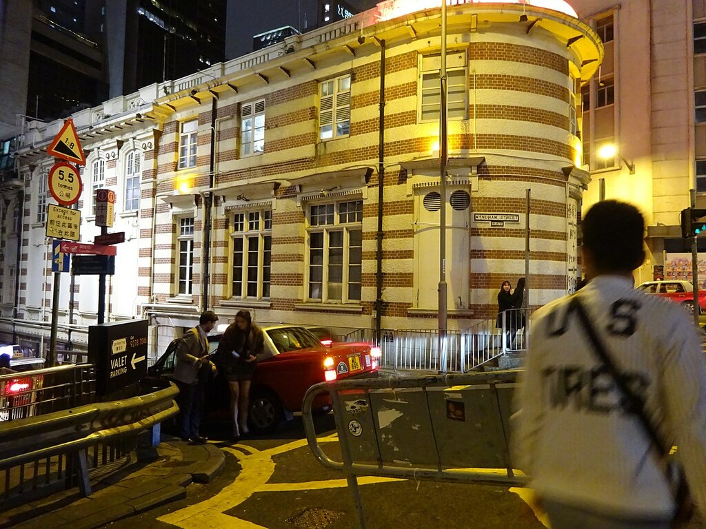 HK Central night 雲咸街 Wyndham Street 藝穗會 Fringe Club March taxi 2016 DSC (2)