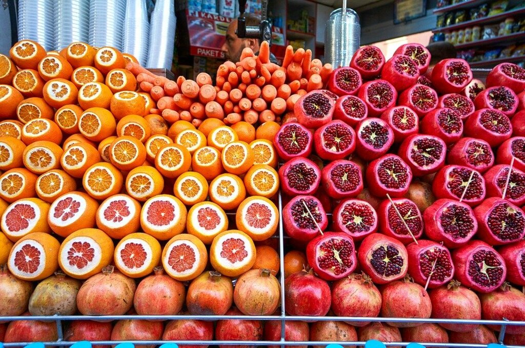 Fresh oranges & pomegranates in Istanbul