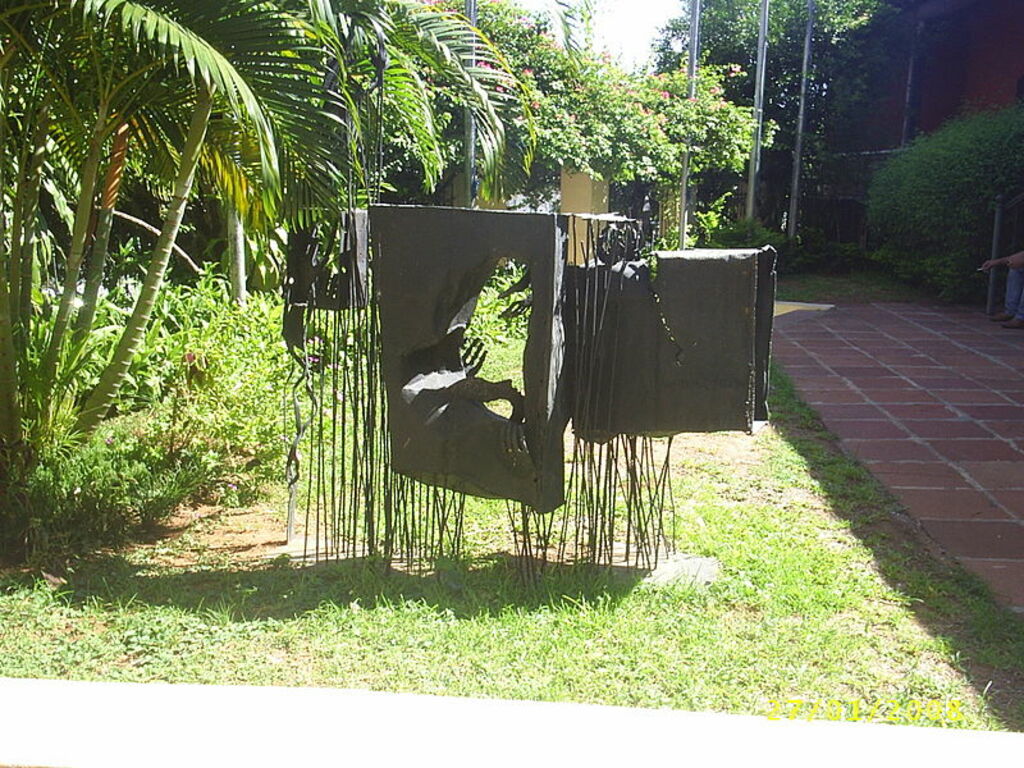 Escultura ubicada - Manzana de la Rivera