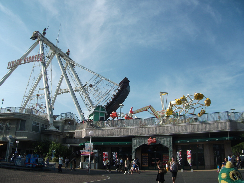 Toshimaen "FLYING PIRATES"and"TROIKA"