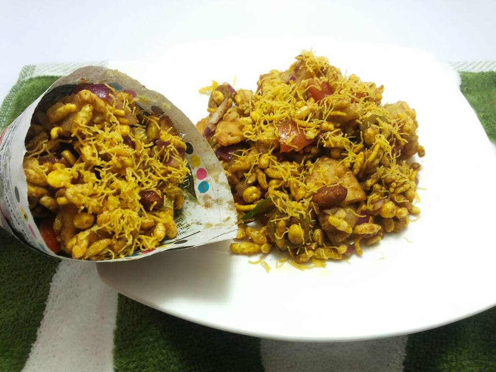 Olive-bhel-puri-served-in-traditional-newspaper-cone