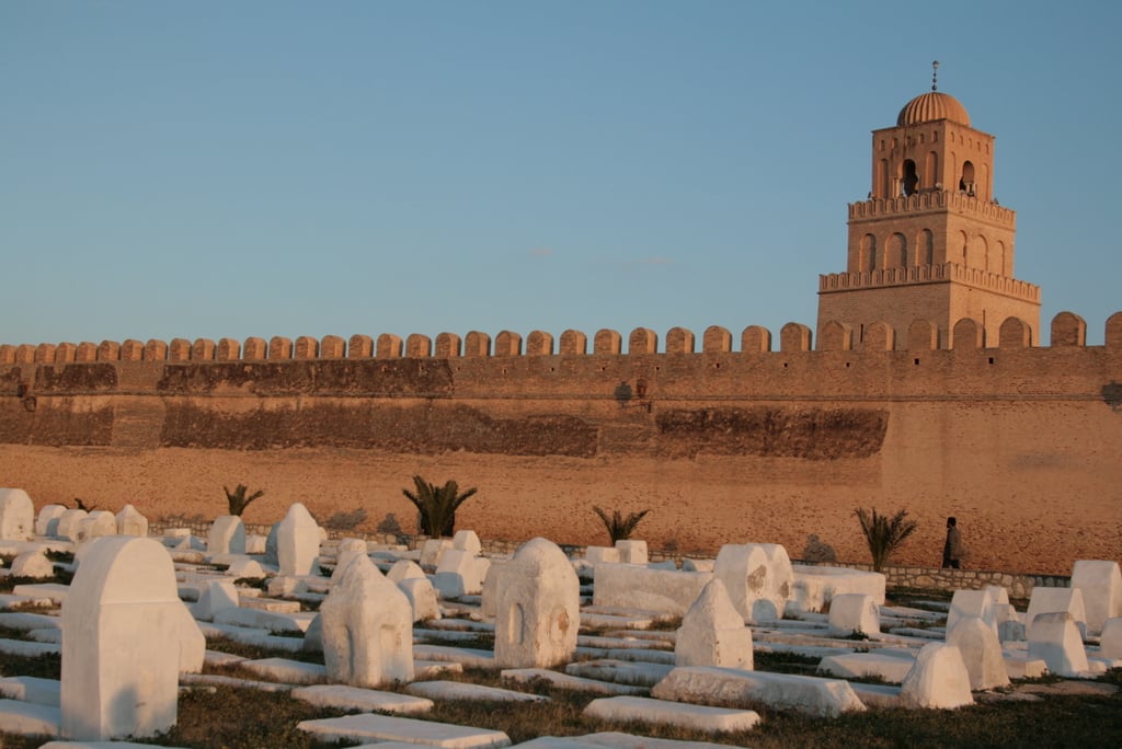 Kairouan,cimitiere avec rempart et minaret