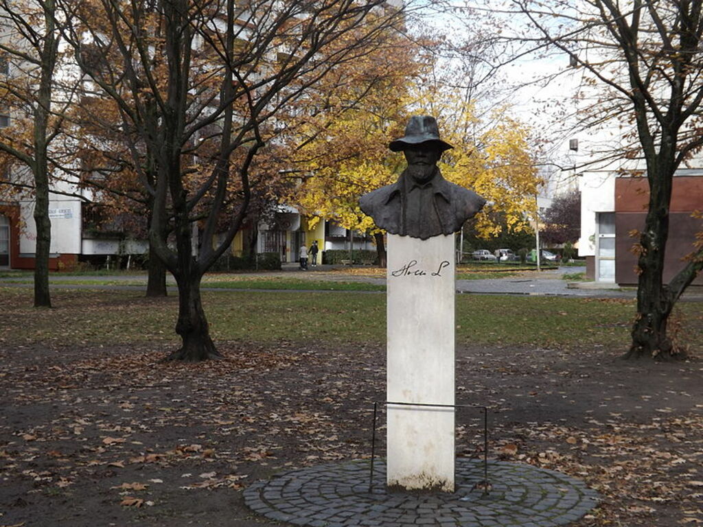 Holló László mellszobra, Debrecen, 2013. november 22. 077