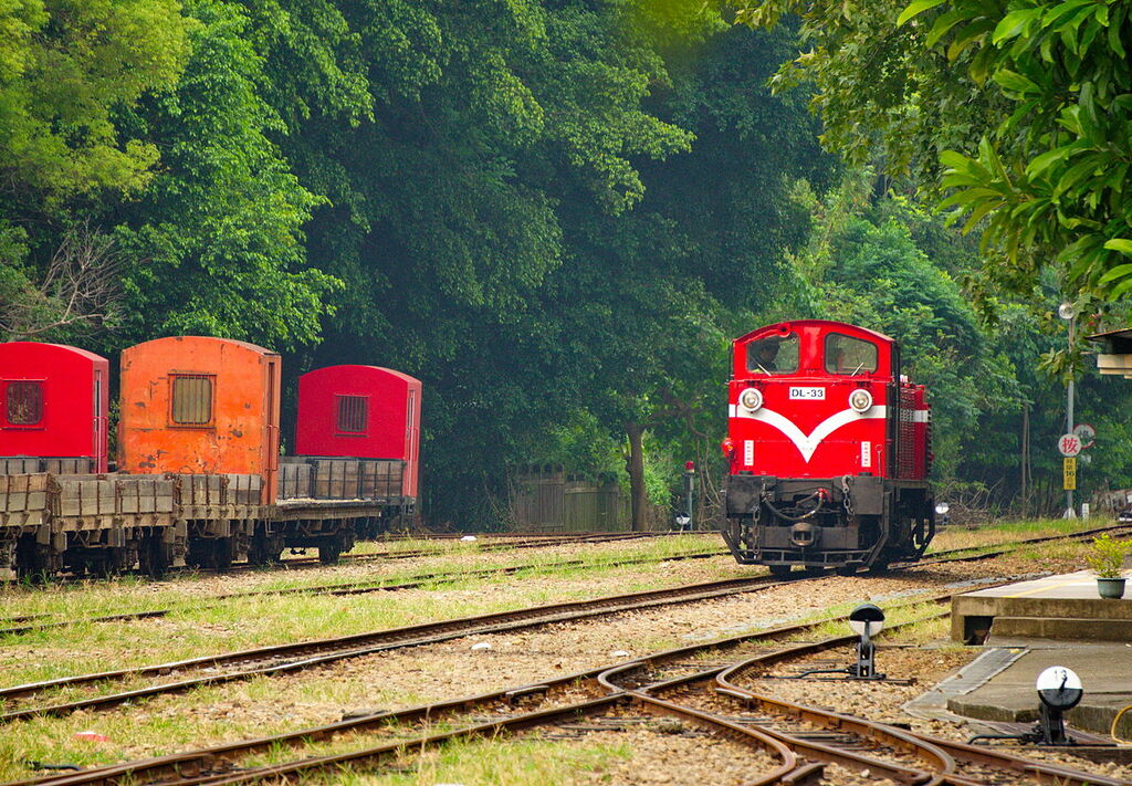 Alishan Forest Railway Diesel locomotive DL-33 near Peimen Station (on the right), Taiwan.
