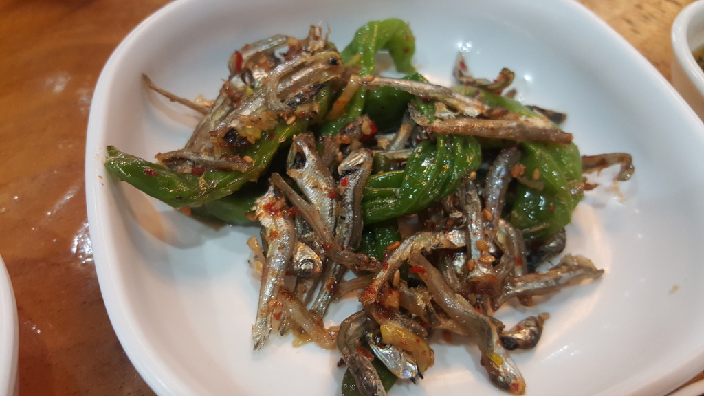 Kkwari-gochu-myeolchi-bokkeum