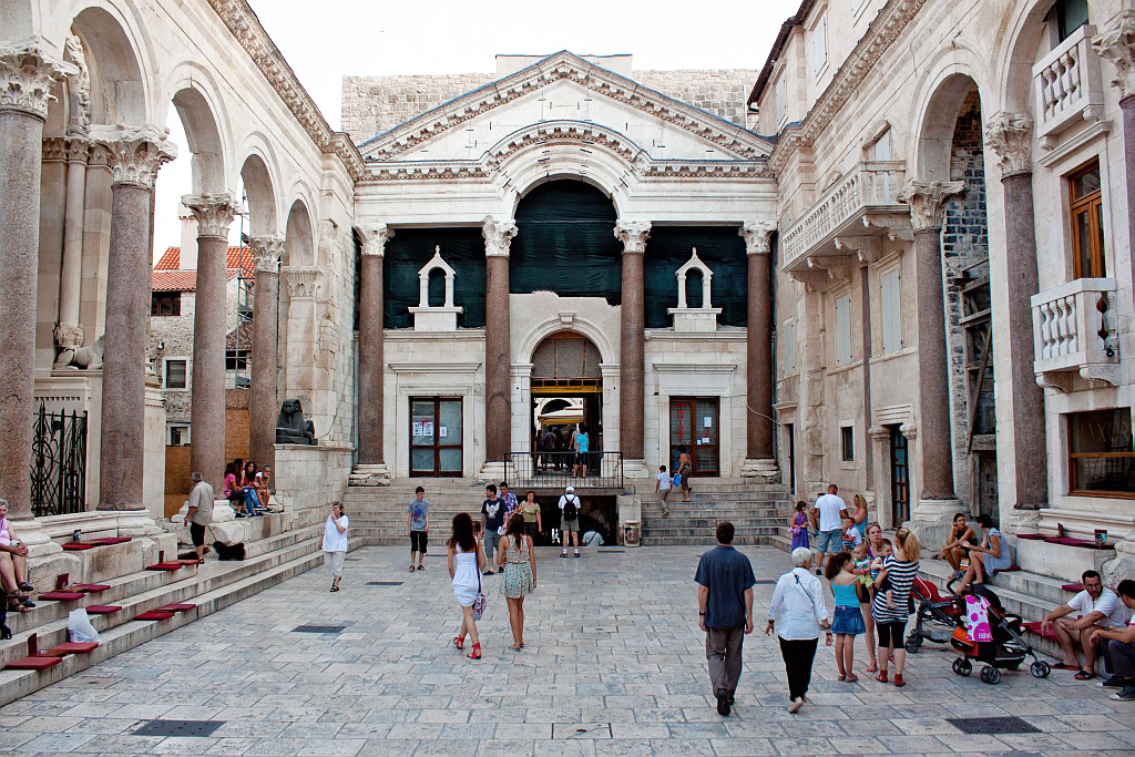 Peristyle, Split 1