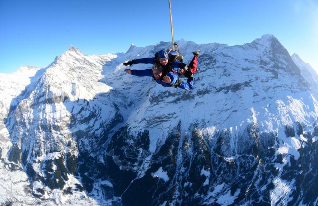 saut en parachute en tandem depuis un hélicoptère au-dessus de la vallée de lauterbrunnen