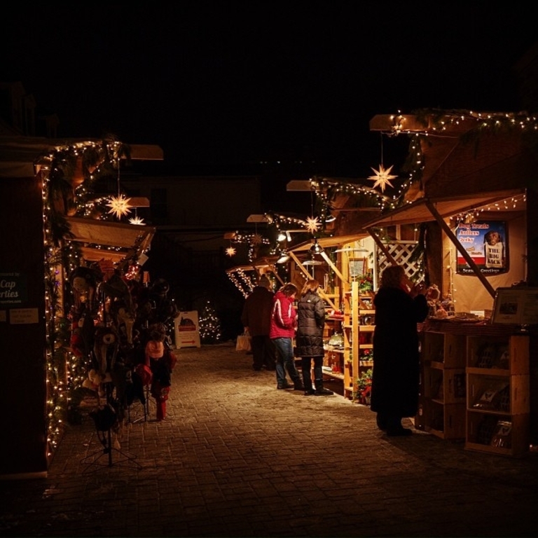 Evening shopping at Christmas City Village in Bethlehem. #lehighvalley #igbethlehem #iglehighvalley #christmascityusa #bethlehem #pennsylvania #shopping
