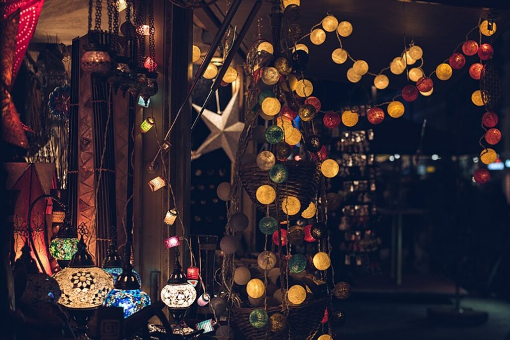 Christmas lights and lamps (Unsplash)