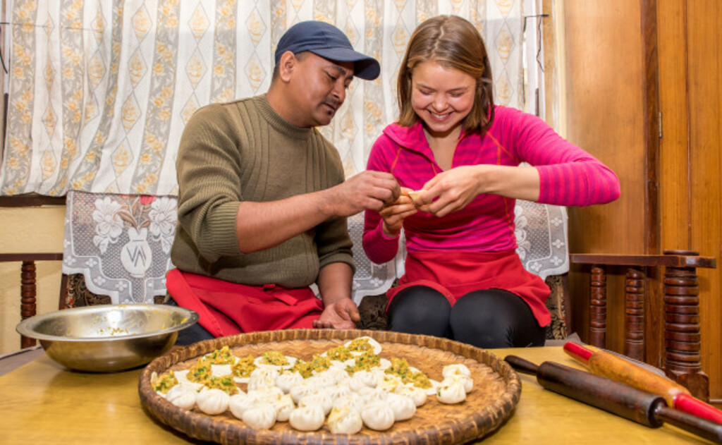 un guide gastronomique des endroits où manger à katmandou, au népal | cuisiner des momos avec des chefs à la maison