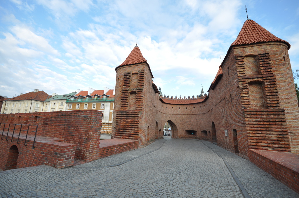 Warsaw Old Town surrounded by the old medieval defensive walls (9632637660)