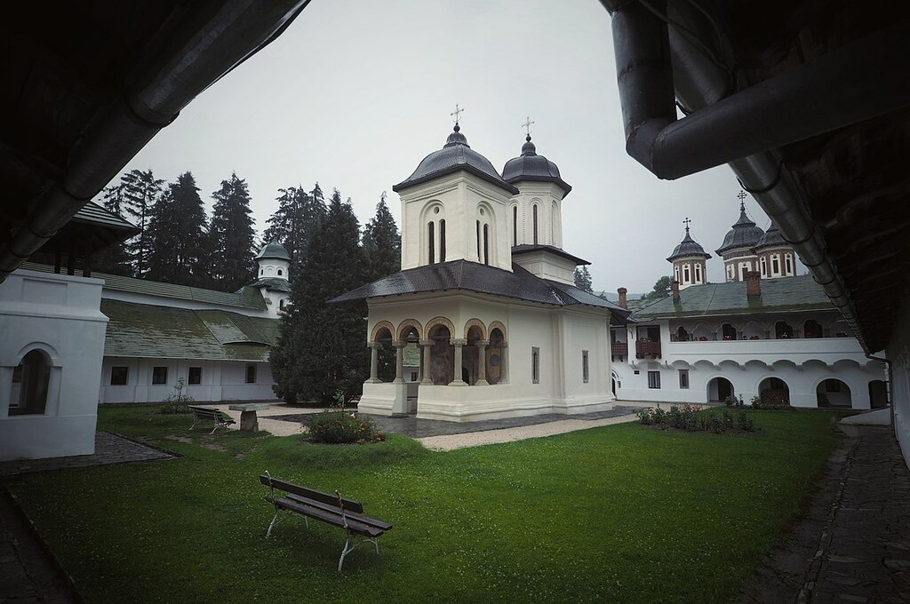 Sinaia Monastery (36047919831)