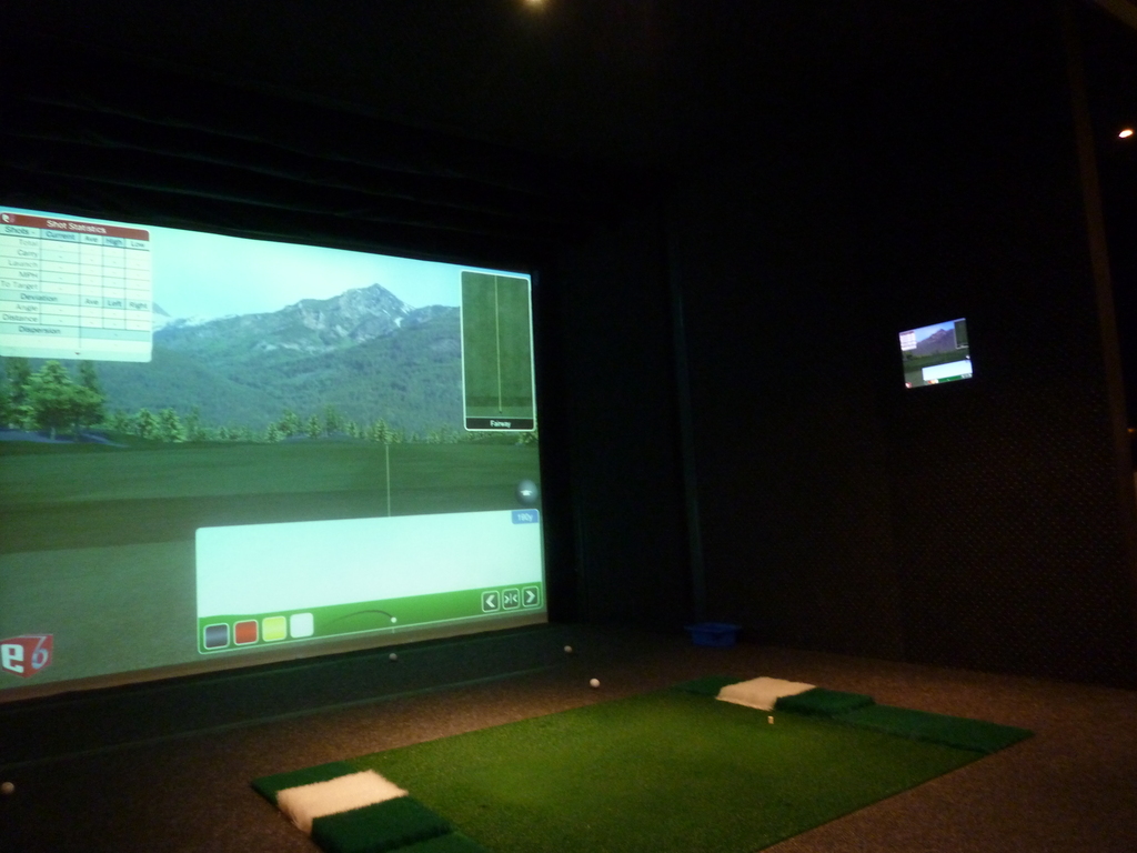Indoor golf simulator