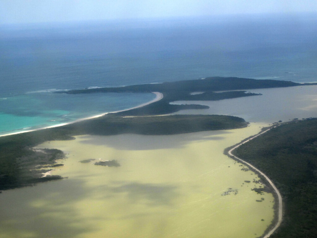 Storr's Lake (eastern San Salvador Island, Bahamas) 4