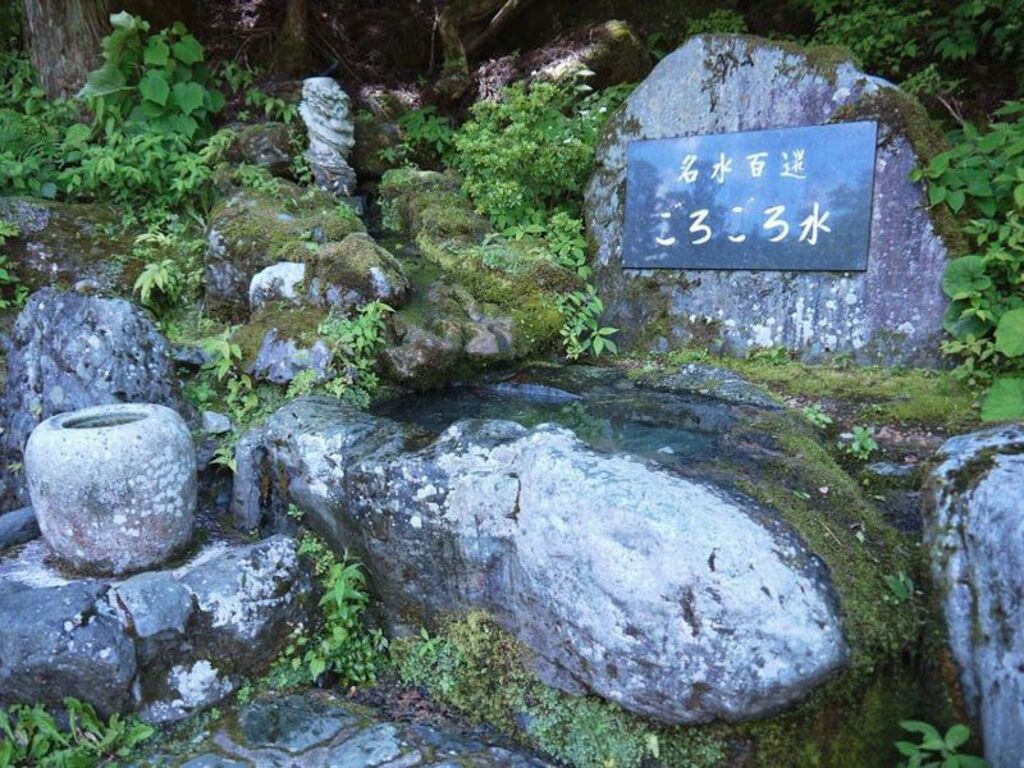 Drink the famous spring water of Dogawa